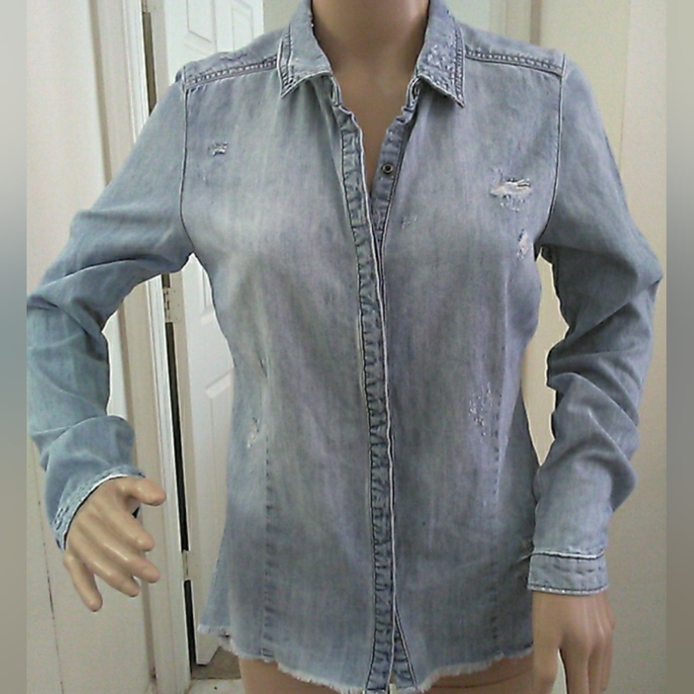 NWOT GOLD LABEL "GUESS" Light Blue Distressed Denim Button-Down Shirt HI/LO SM.